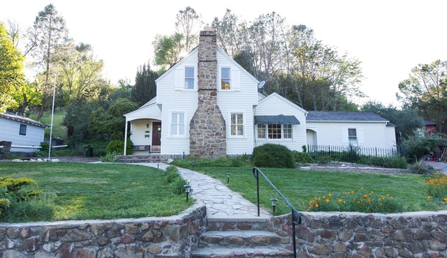 Charming Downtown Home with Wine Nearby. Pet Friendly!