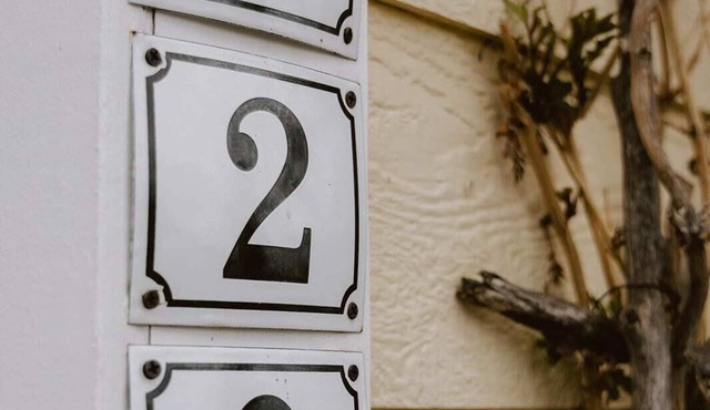 Charming Downtown Historic Yellow House - Route 66 Retreat & Grand Canyon Nearby