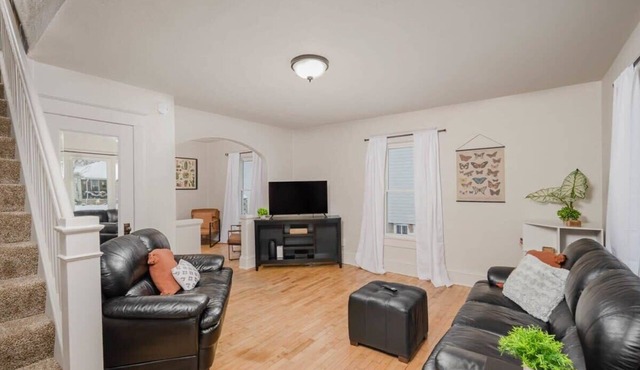 Charming Downtown House w/Yard & Free Parking