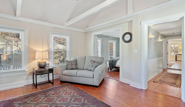 Charming Downtown Naperville Farmhouse - 1 Bedroom Guest Suite - Walk to Town