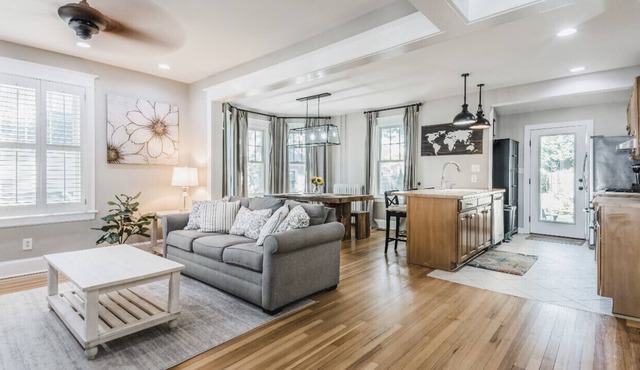 *Charming Downtown Oasis!* Private Parking, Patio & Yard! Walk Everywhere.