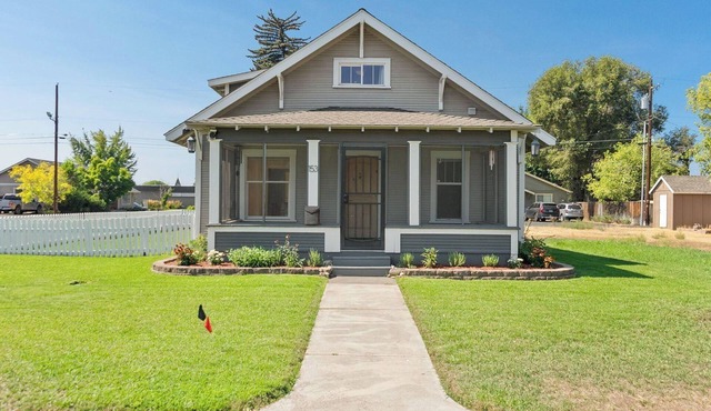 Charming Downtown Redmond Cottage Walk to Restaurants, Breweries & Coffee
