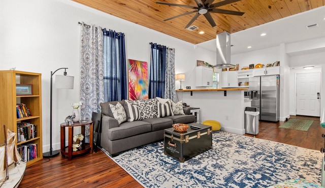 Charming Downtown SAT Retreat | Pearl & River Walk
