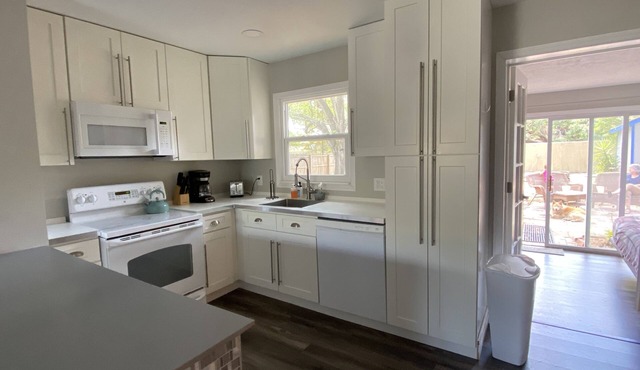 Charming Downtown Sarasota Cottage- near Legacy Trail and 10 min to beach!