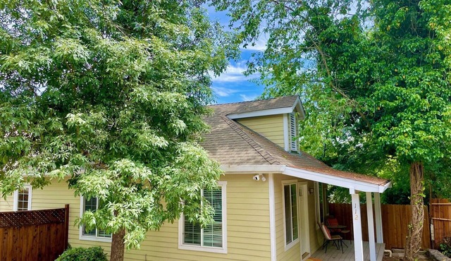 Charming Downtown Cottage
