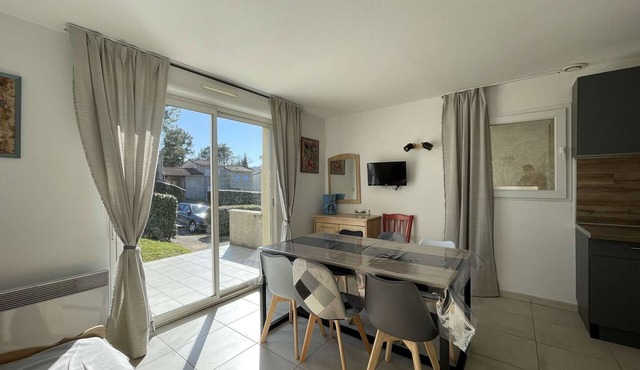 Charming Duplex House in Salavas: Terrace, Pools, WIFI, Pet-Friendly, Sleeps Up to 6