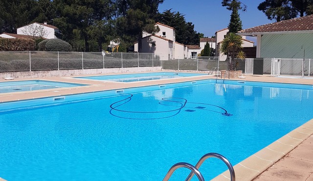 Charming duplex in quiet residence with swimming pool