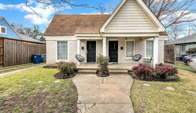 Charming Duplex in Popular Oak Lawn