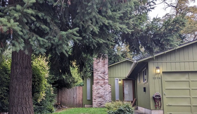 Charming duplex in residential NE Portland, walkable neighborhood. Park nearby