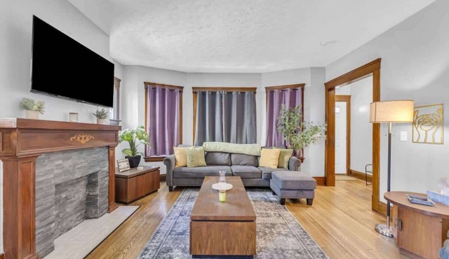 Charming Duplex Near Shaker Square Cleveland