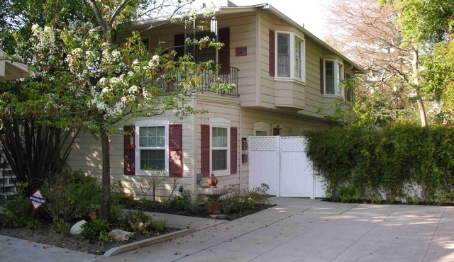 Charming Duplex with Private Yard. Pets Welcome