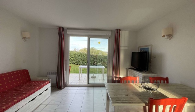 Charming Duplex with Terrace, Pools, Pet-Friendly, Parking, 6 People