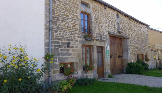 Charming Eco-Friendly Farmhouse with Modern Amenities, Ping-Pong, and Pet-Friendly Options