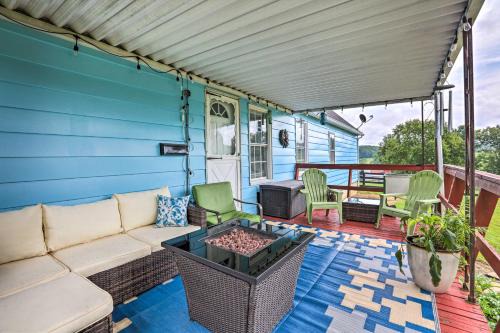 Charming East Bernstadt Retreat < 6 Acre Farm!
