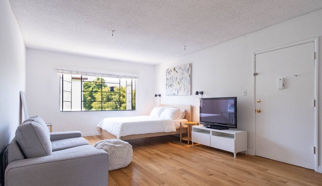 Charming Echo Park Studio. Pet-Friendly!