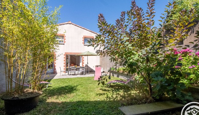 Charming, Eco-Friendly Cottage: Terrace, Garden, Near Puy du Fou & Zoo, Ideal for Families