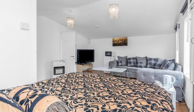 Charming Edinburgh Guest Room with Private Entrance 5 min buses to city centre