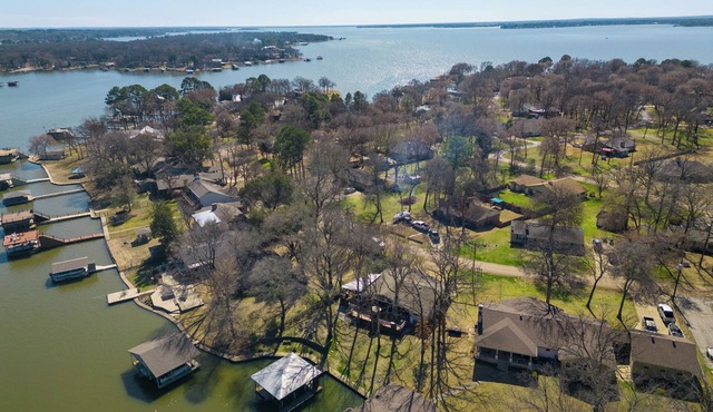 Charming Enchanted Oaks lakefront 4-bedroom house. Direct lake access w/dock!