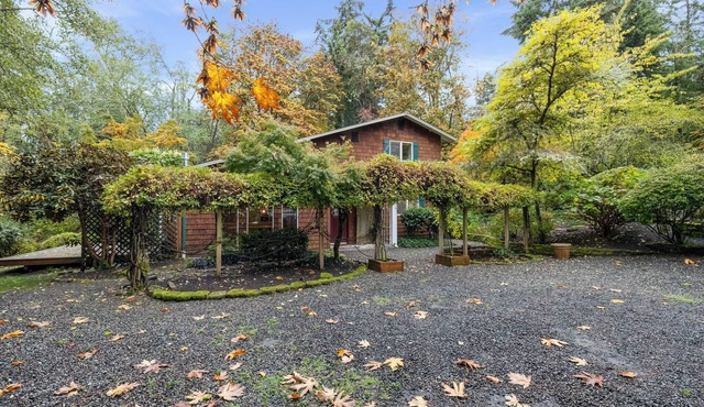 Charming English Cottage Retreat Near Fay Bainbridge Park – Sleeps 6