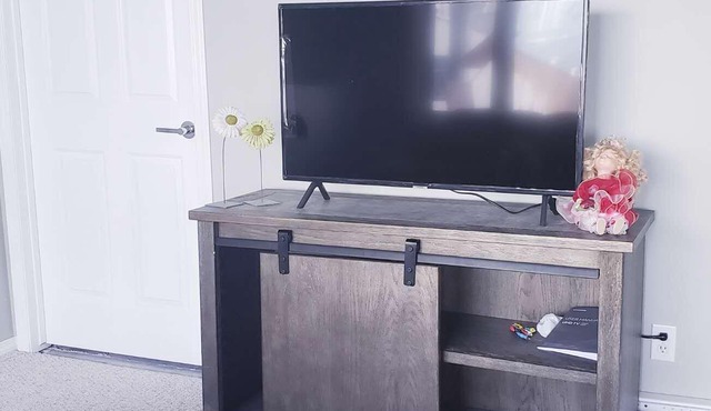 Charming entirely 2-bedroom villa close LRT&free parking with garden