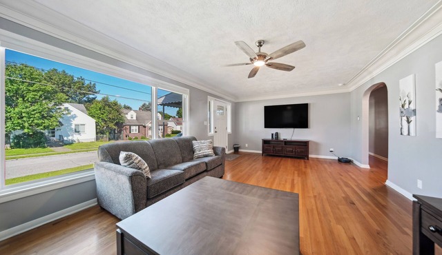 Charming Erie Home ~ 2 Mi to Downtown Delights!