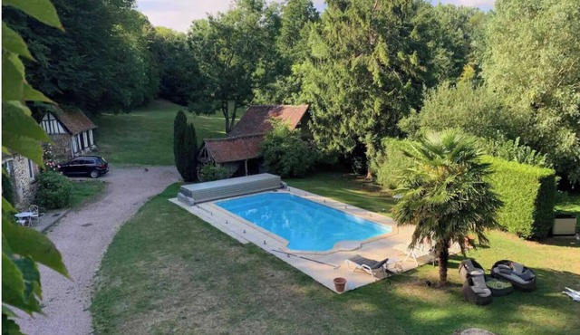 Charming estate for up to 20 people, 1 hour from Paris, Quiet, heated pool