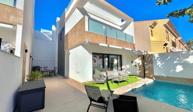 Charming 3-Bed Villa with Private Pool in San Pedro del Pinatar