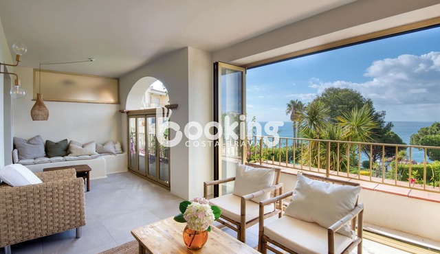 Charming apartment in Sant Feliu de Guíxols with pool and spectacular sea views