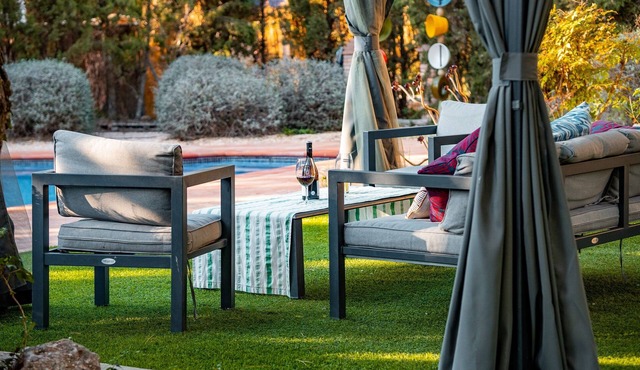 Charming cottage, quiet area, private garden, pool, private entrance