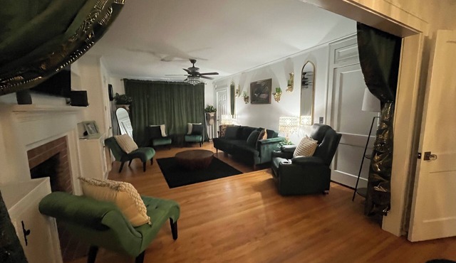 Charming Escape 4br-2ba – Sleeps 10, King, 2 Queens, 2 Twin Bunks, 2 levels