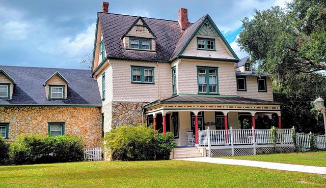 Charming Estate 7BR 8Bath Close to The Villages Sleeps 14-20 HOT TUB FIRE-PIT