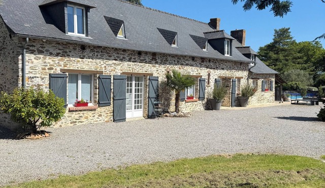 Charming estate with heated pool & private pond - Up to 16 people.