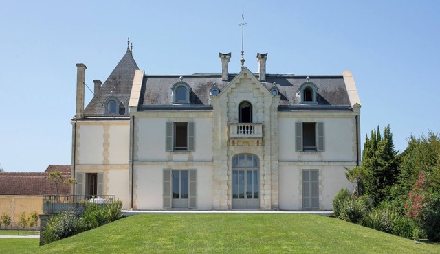 Charming estate with a swimming pool in the heart of the Bordeaux vineyards