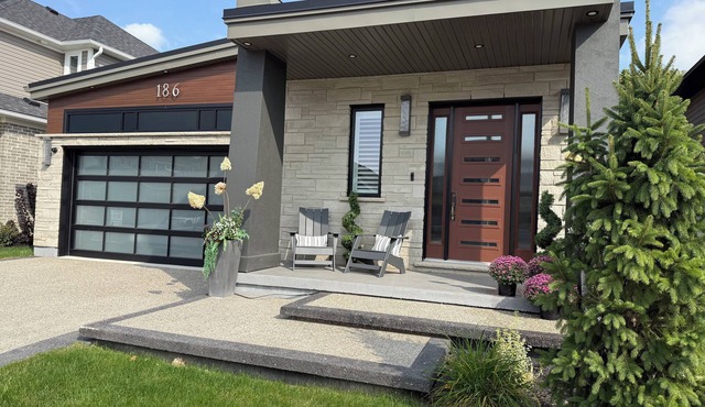 Charming Executive Bungalow with Hot Tub, close to St. Jacobs