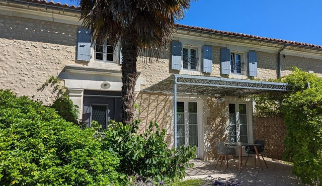 Charming Farmhouse Getaway: Heated Pool, Sauna, Gym, Near Barbezieux