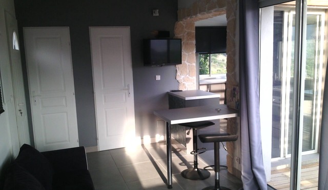 Charming F1, air-conditioned, independant, located 8 km from ajaccio