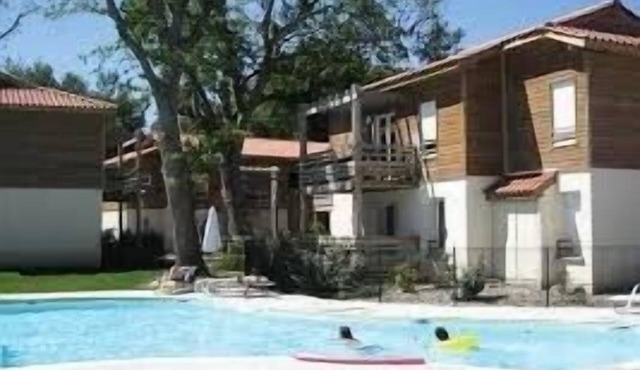 Charming family apartment for 4 people with swimming pool on Lake Aureilhan