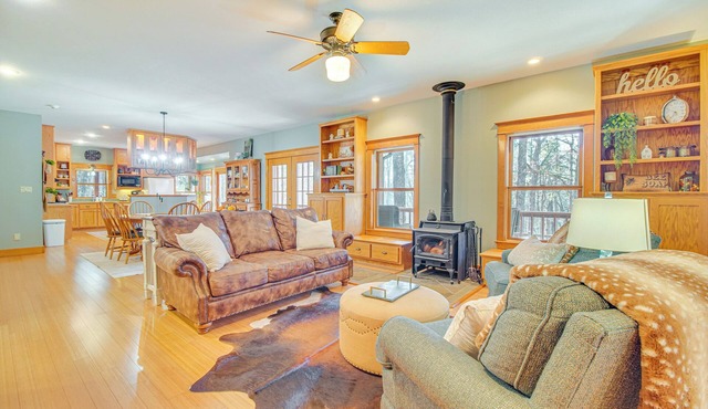 Charming Family Cabin w/Fire Pits in Clarksville