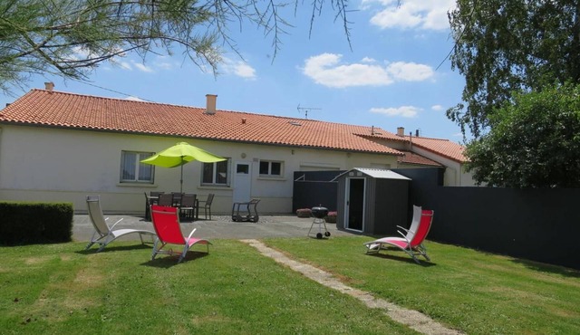 Charming Family Cottage with Garden, Near Angers & Vineyards