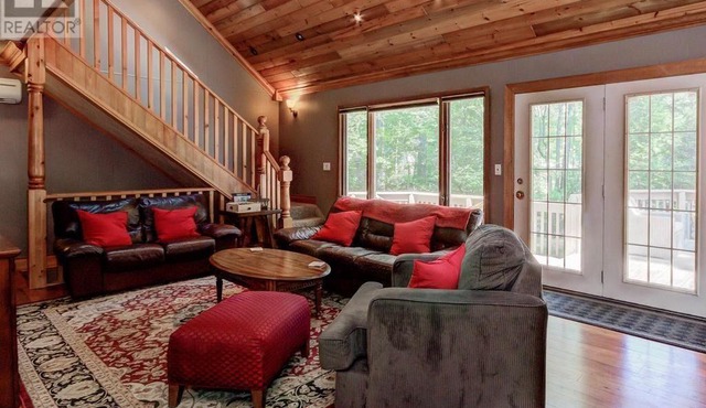 Charming family cottage: walking distance to beach & famous Lake Huron sunsets.