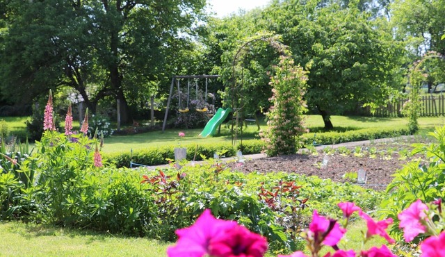 Charming Family Cottage with Garden, Terrace, and WiFi in Saint-Blin