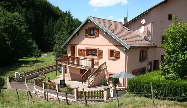 Charming Family Cottage with Private Pool and Easy Access to Hiking Trails