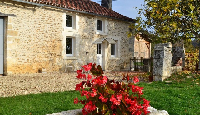 Charming Family Cottage with Large Garden, Bikes & WiFi Near Périgord