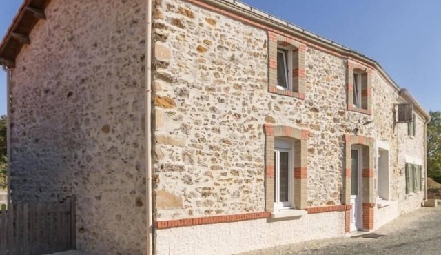 Charming Family Cottage: Enclosed Yard, Park Access, Bikes, Baby Gear, Near Grand Lieu Lake