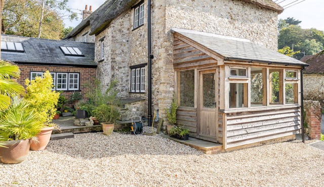 Charming Family Farmhouse near Lyme Regis, 10 minute drive to the beach