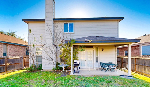 Charming family friendly home, enclosed backyard & 20 miles from San Antonio
