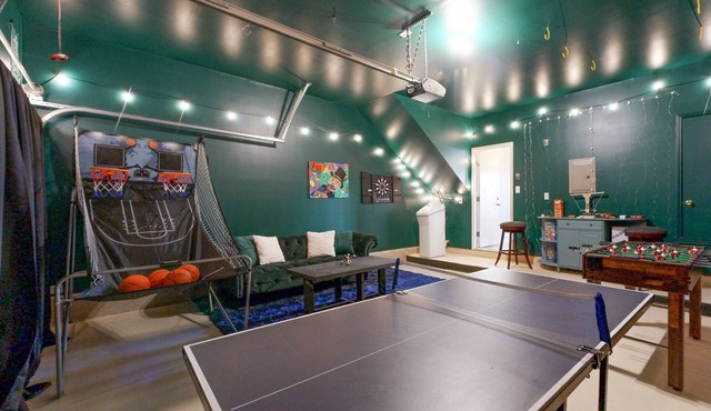 Charming family friendly home with Gameroom, enclosed backyard & 20 miles from San Antonio
