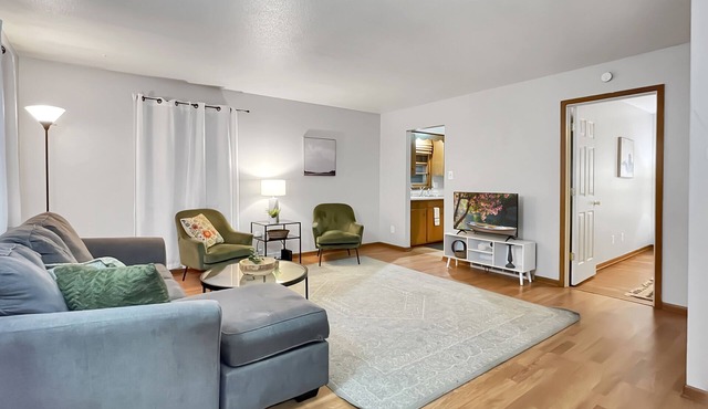 Charming Family Friendly 3BR Duplex Close to Drake