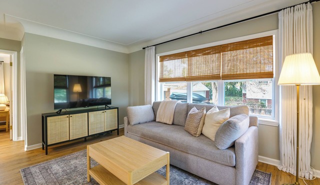 Charming Family-Friendly Duplex in Roseville!