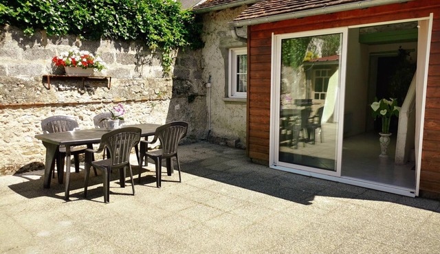 Charming Family-Friendly Cottage in Descartes - All Inclusive, Close to Top Tourist Sites
